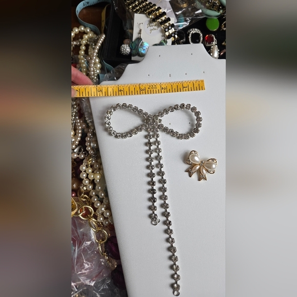 Elegant Rhinestone / Fuax Pearl Bow Brooch Bundle - Picture 16 of 17